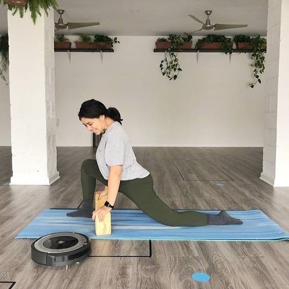 Jut idő magadra úgy, hogy takarítasz közben. Te csak jógázz, olvass, vagy igyál meg egy finom kávét! Addig is az iRobotod segít tisztán tartani az otthonod! #irobot #robotporszívó #roomba #joga #takarítás #cleaning #enido #otthon #lakás #mik #instahun